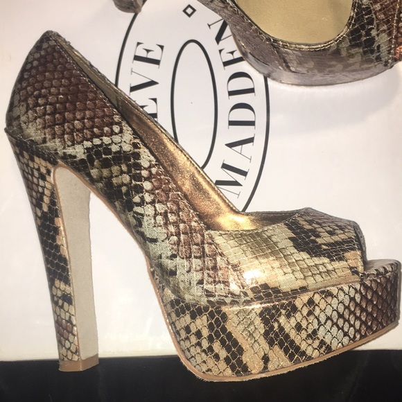 Size 6 Steve Madden platforms - Picture 2 of 4